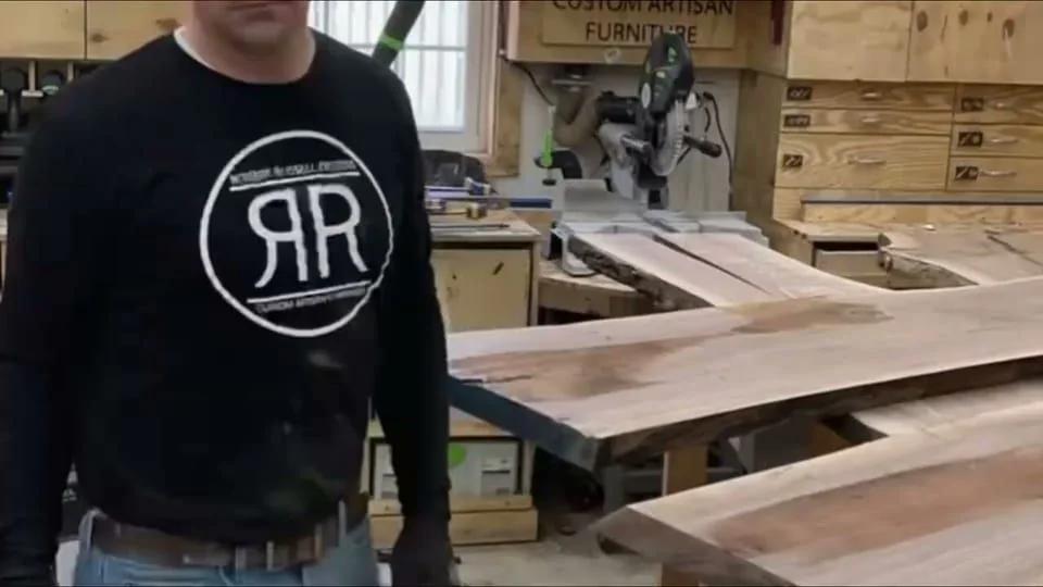 Still from the film “A coffee table, full build”.