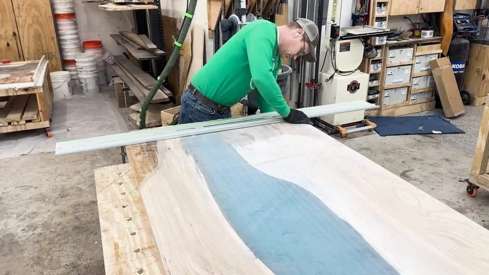 Still from the film “Making a waterfall edge table in epoxy resin”.