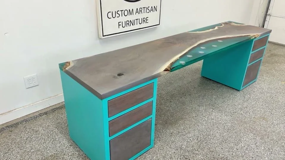Still from the film “Building a desk in epoxy resin”.